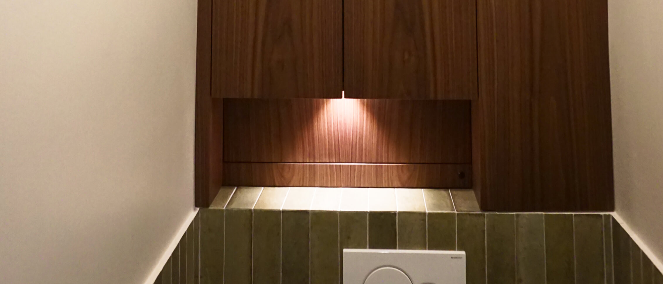 Iluminação sobre a prateleira