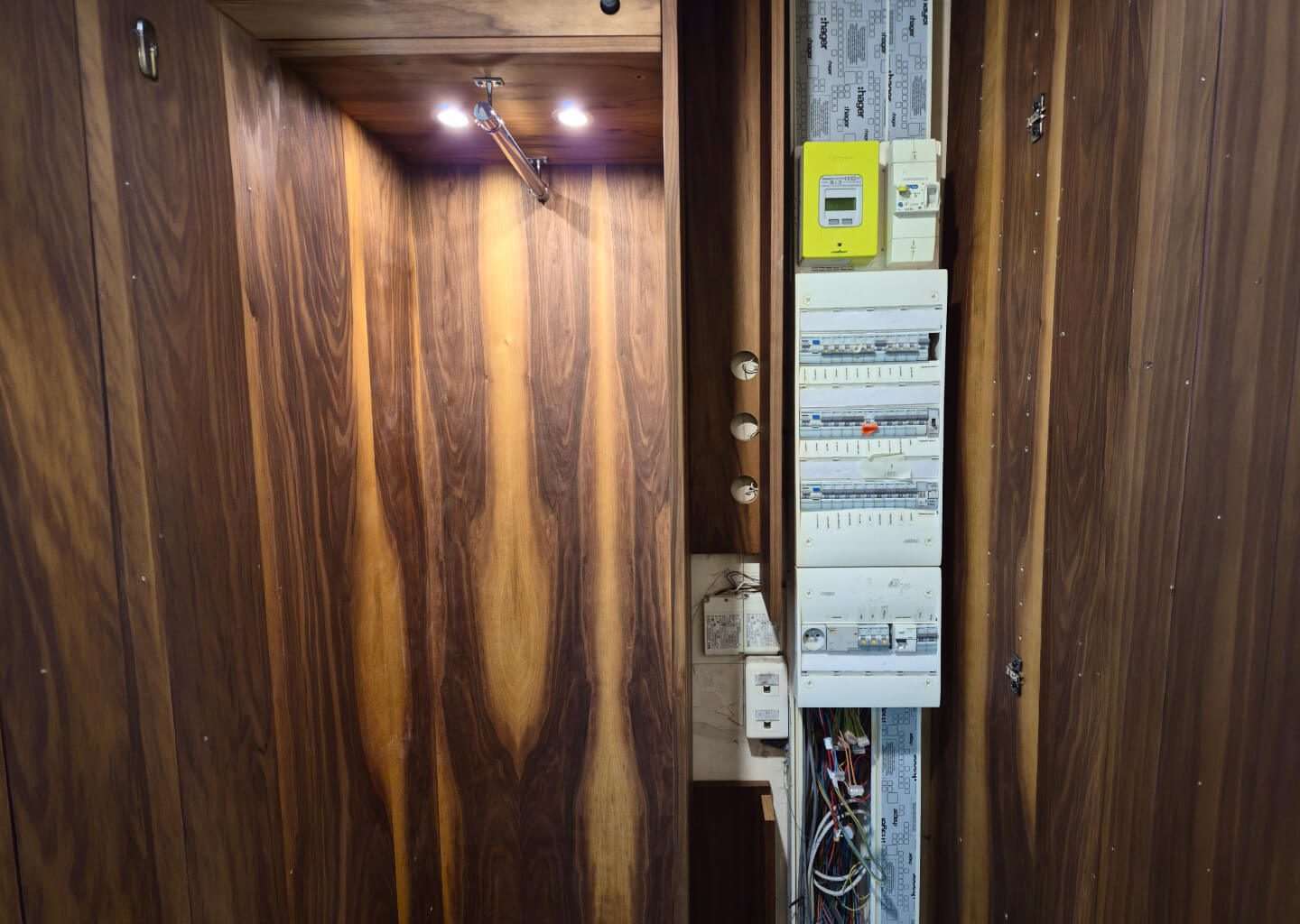 Hall de entrada CLC - Roupeiro com Quadro Electrico encastrado