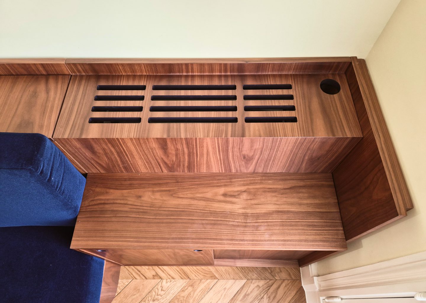 Banqueta de sala - ar condicionado oculto