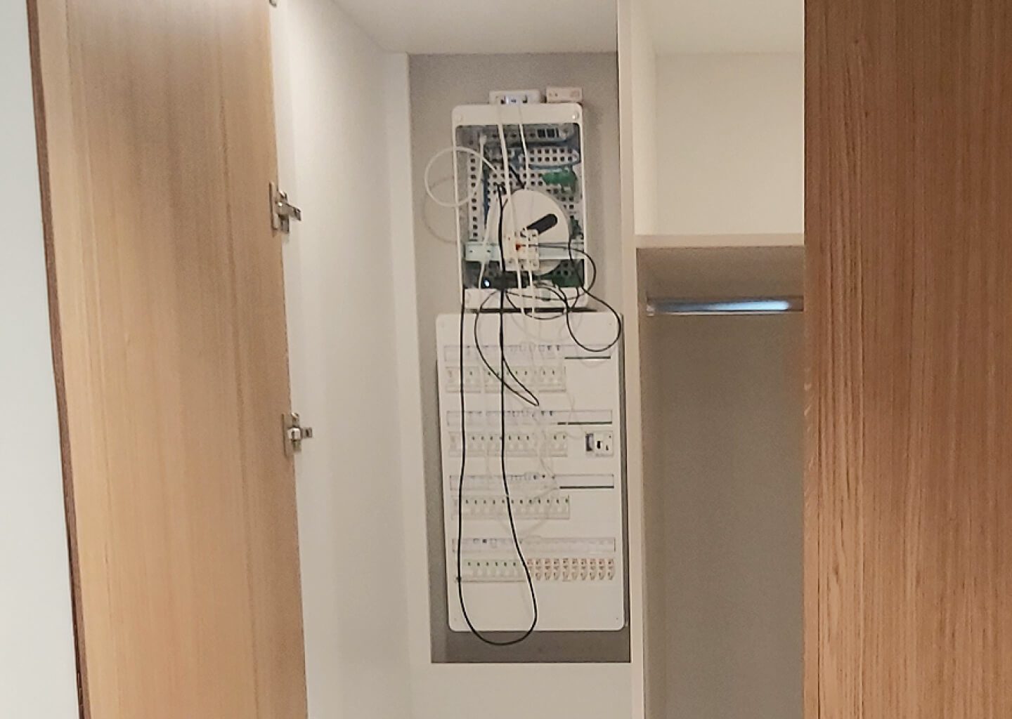 Quadro elétrico de distribuição oculto no interior de armário por medida.