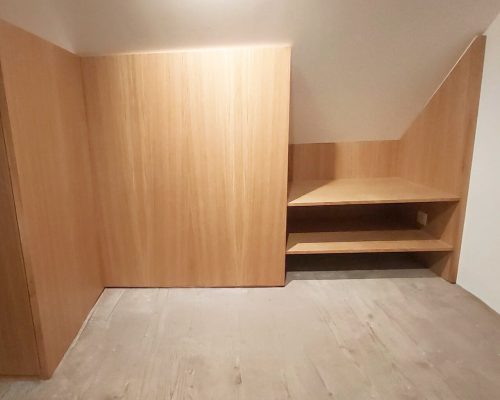 Armário por medida em carvalho para teto inclinado no piso superior