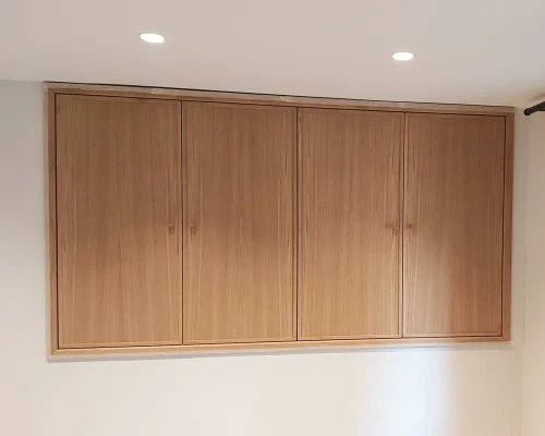Armário de quarto embutido em reentrância de parede com dobradiças de fecho suave Blum