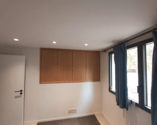 Integração de armário de arrumos embutido na arquitetura de quarto de visitas