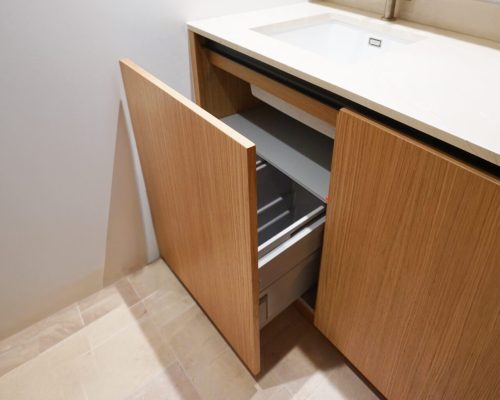 Gavetas Blum Legrabox e dobradiças 3D Häfele em móvel de carvalho