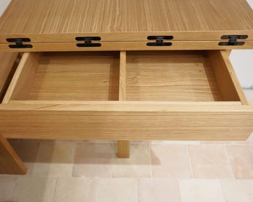 Pormenor da gaveta integrada na mesa rebatível em carvalho