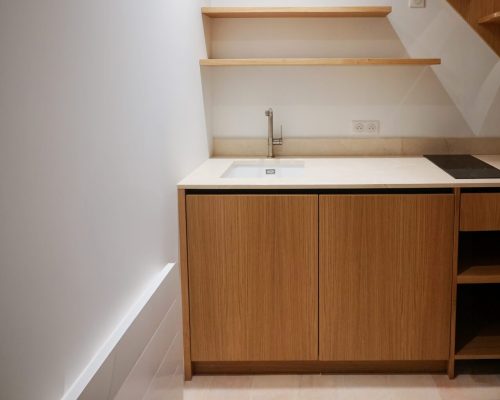 Mini cozinha por medida em carvalho com bancada em mármore creme