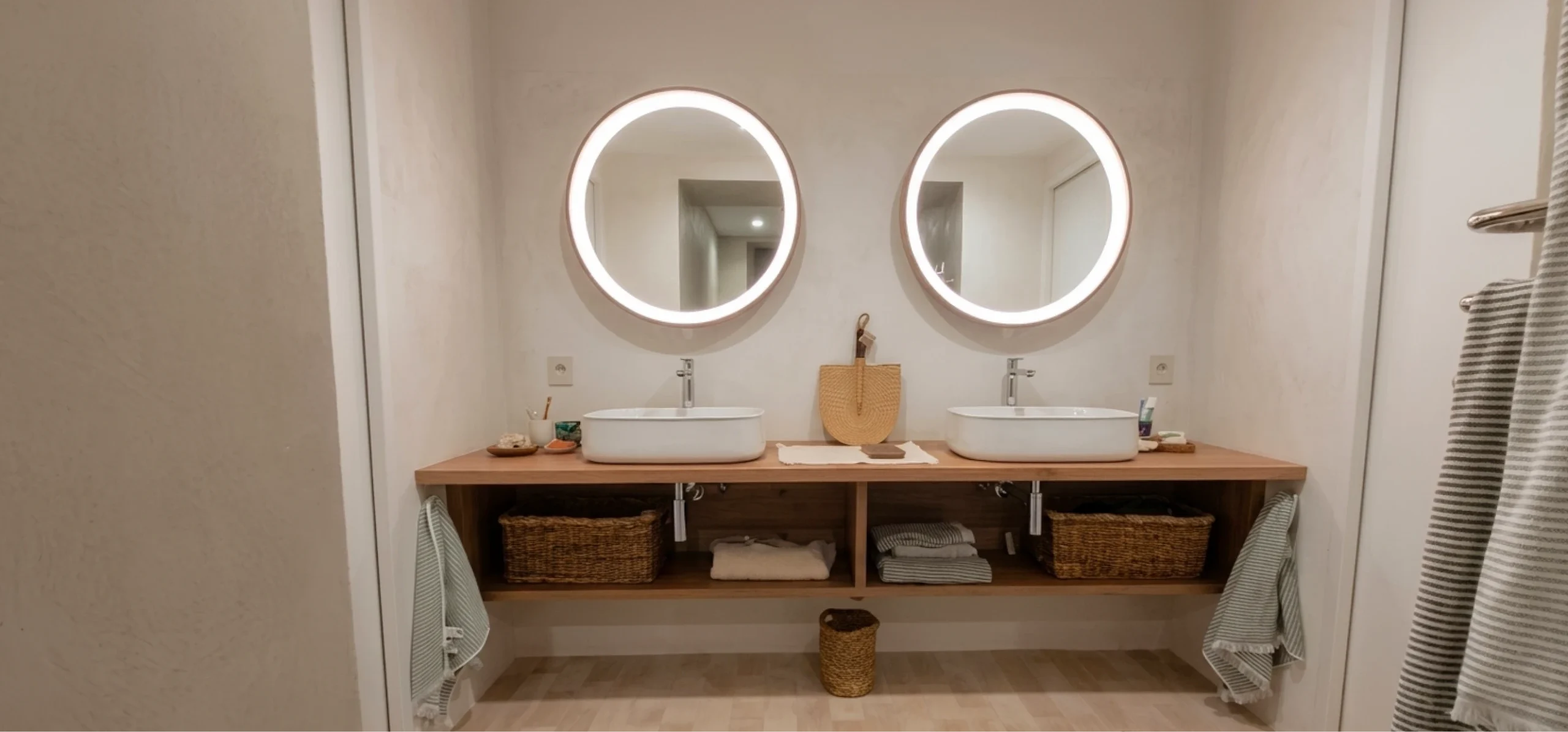Móvel de casa de banho em carvalho maciço suspenso de 250cm com pios Duravit e espelhos LED Loox
