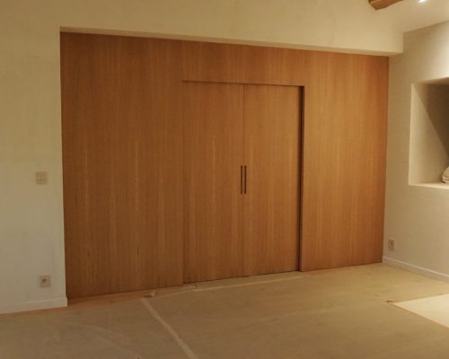 Painel divisório de madeira em carvalho junto a lareira com acabamento em verniz acrílico incolor