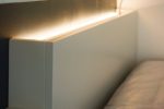 Cabeceira de cama com calha LED embutida e luz de leitura por sensor