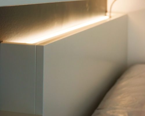 Cabeceira de cama com calha LED embutida e luz de leitura por sensor