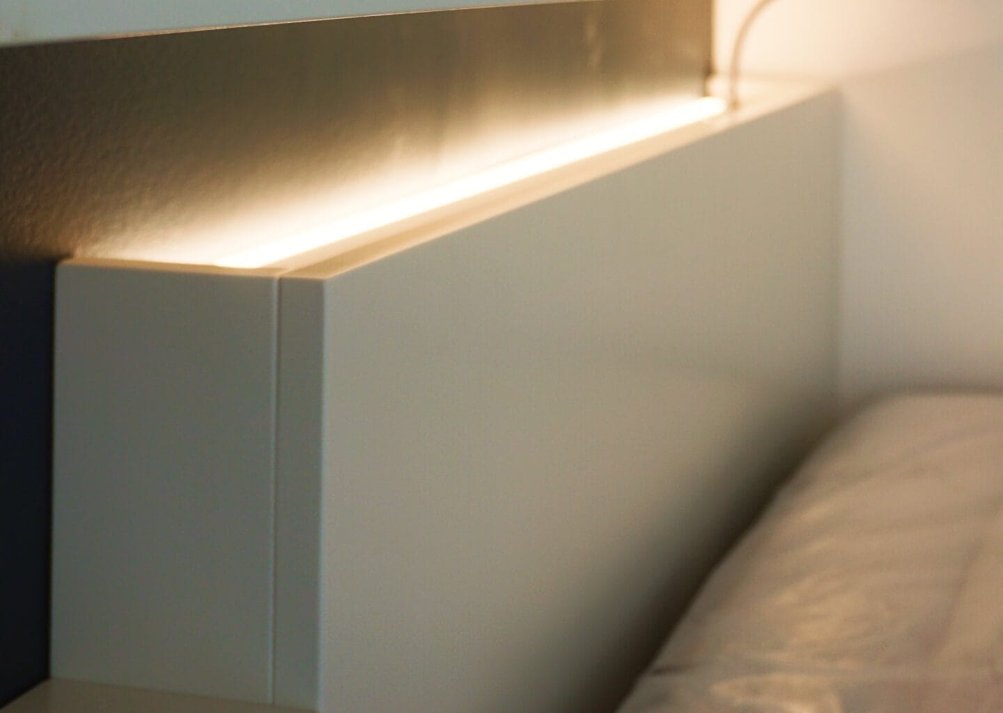 Cabeceira de cama com calha LED embutida e luz de leitura por sensor