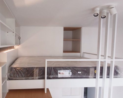 Estrutura de cama mezzanine em ferro branco fixada ao teto com sommier e proteção