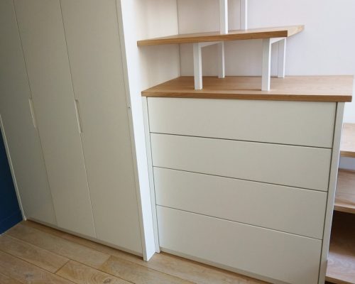 Escada de degraus em carvalho e acesso ao roupeiro embutido lacado branco