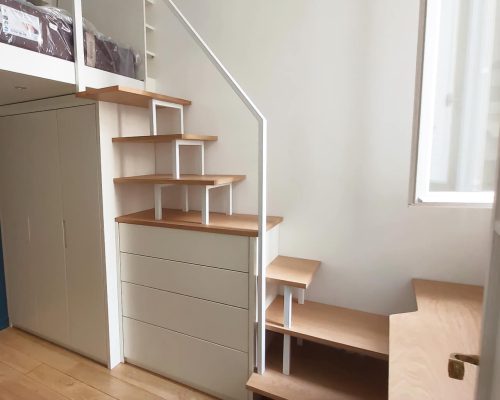 Escada para cama mezzanine com degraus em carvalho e gavetas de arrumação