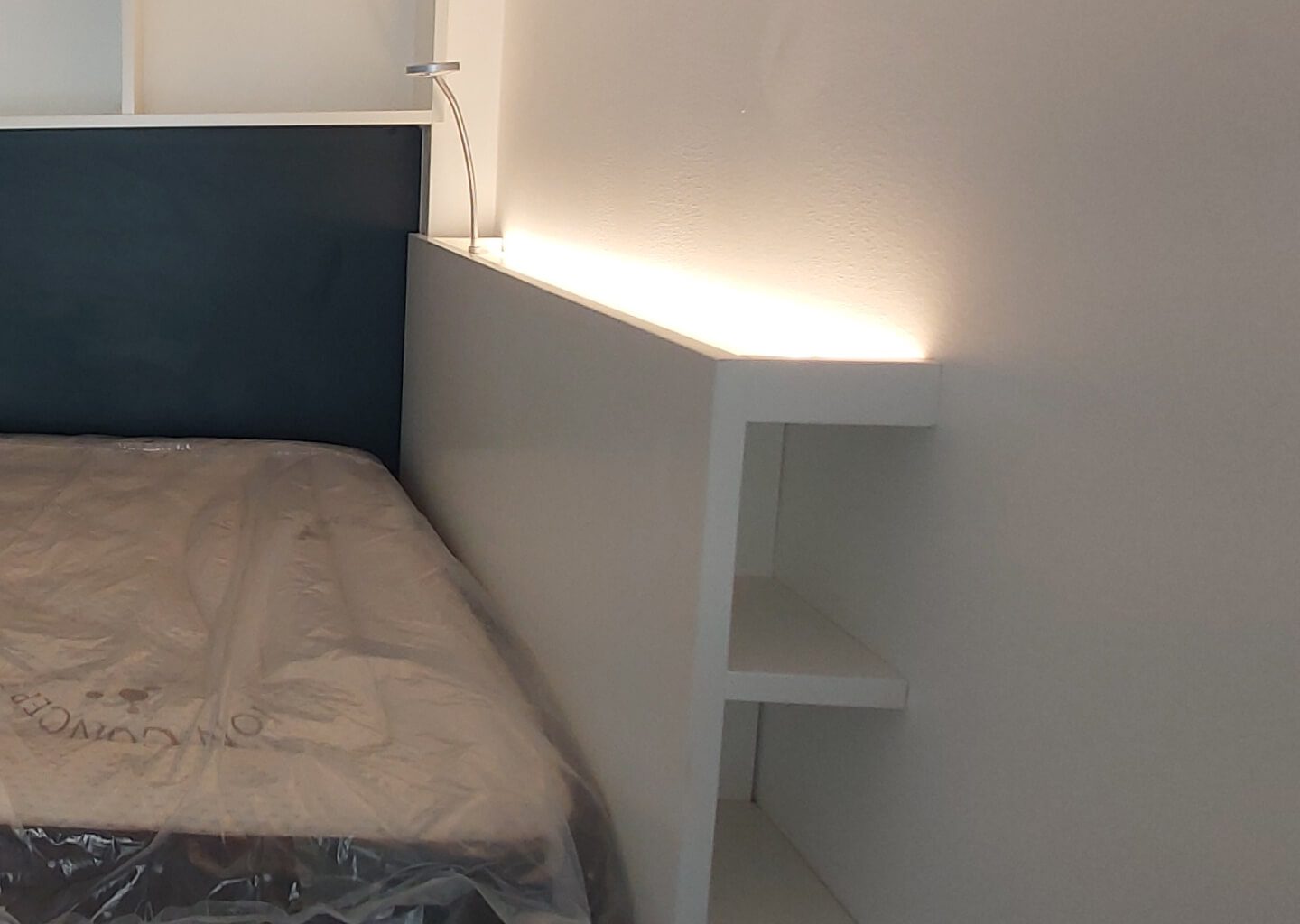 Calha LED indireta atrás da cabeceira e luz flexível de leitura com sensor