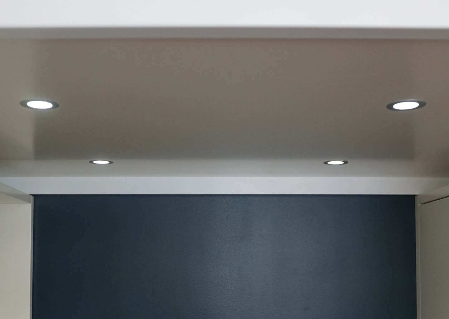 Projetores LED encastrados na parte inferior do estrado da cama mezzanine