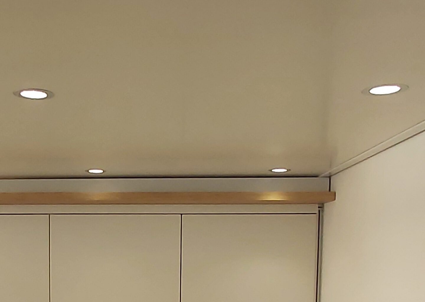 Projetores LED integrados com dimmer na parte inferior da cama mezzanine