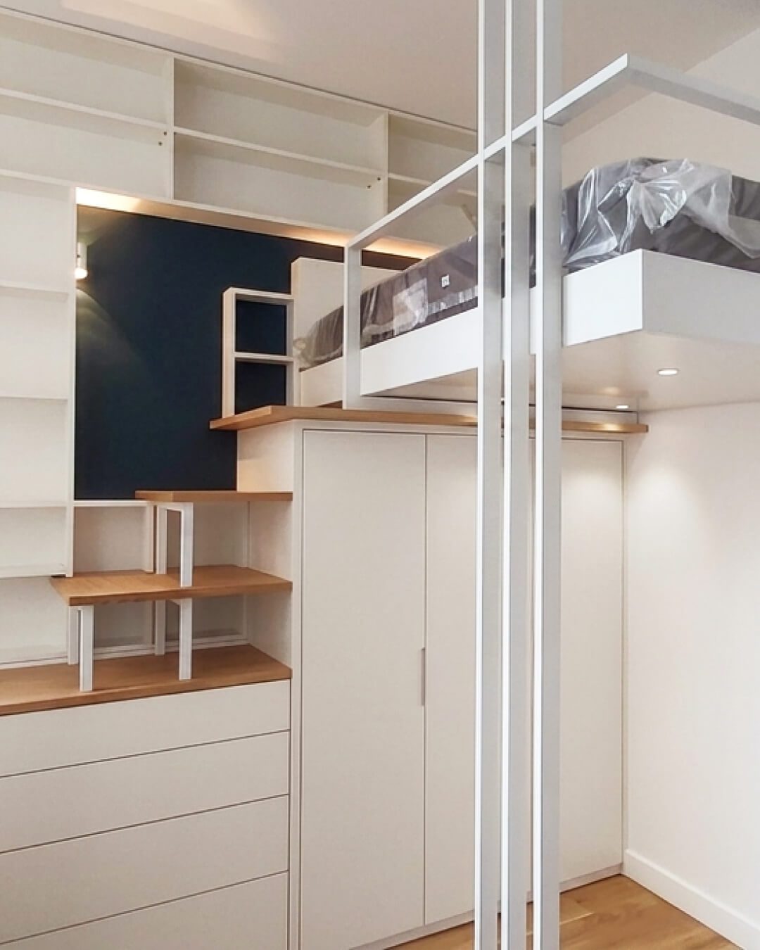Quarto juvenil integrado com cama mezzanine suspensa, roupeiro e escada em carvalho