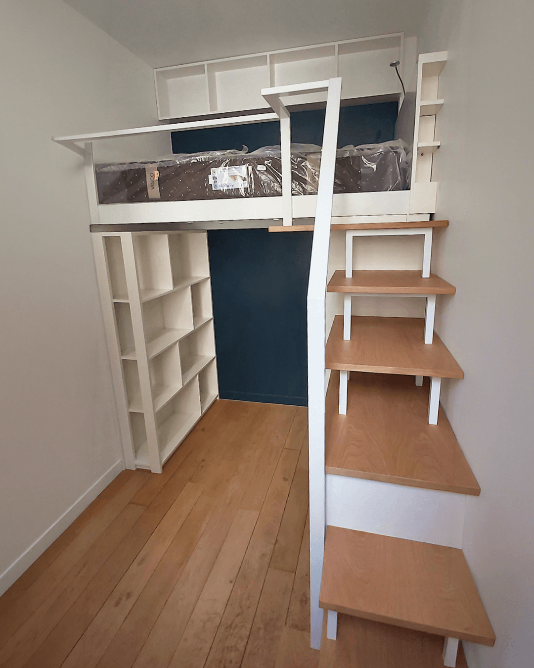 Quarto juvenil integrado com cama mezzanine suspensa, roupeiro e escada em carvalho