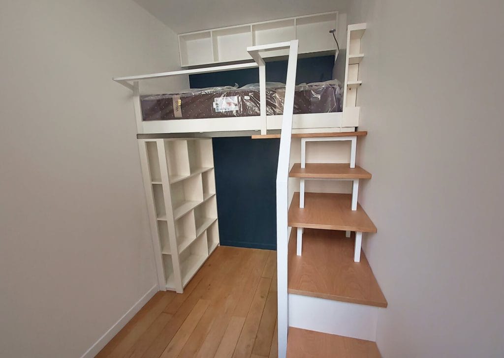 Quarto juvenil integrado com cama mezzanine suspensa, roupeiro e escada em carvalho