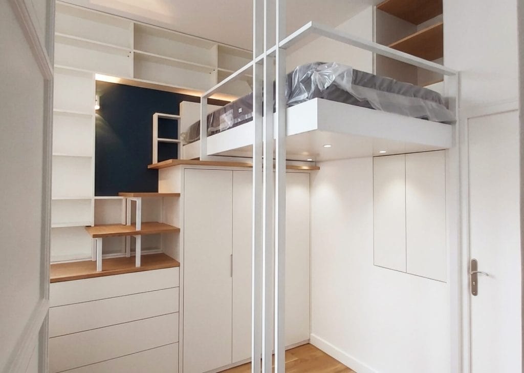 Quarto juvenil integrado com cama mezzanine suspensa, roupeiro e escada em carvalho