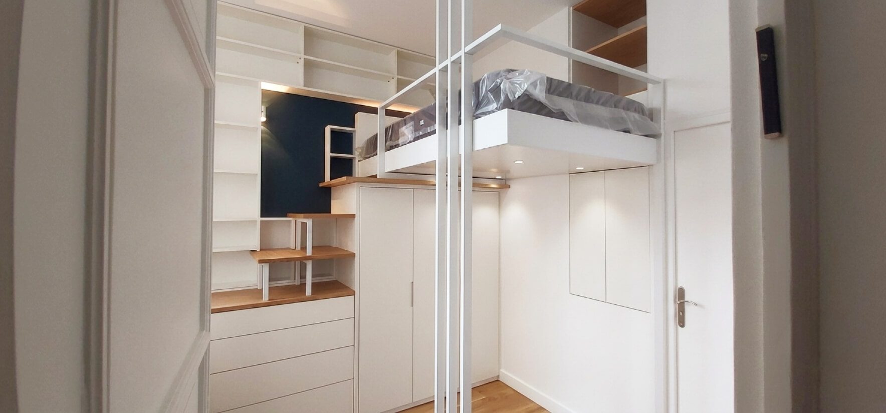Quarto juvenil integrado com cama mezzanine suspensa, roupeiro e escada em carvalho