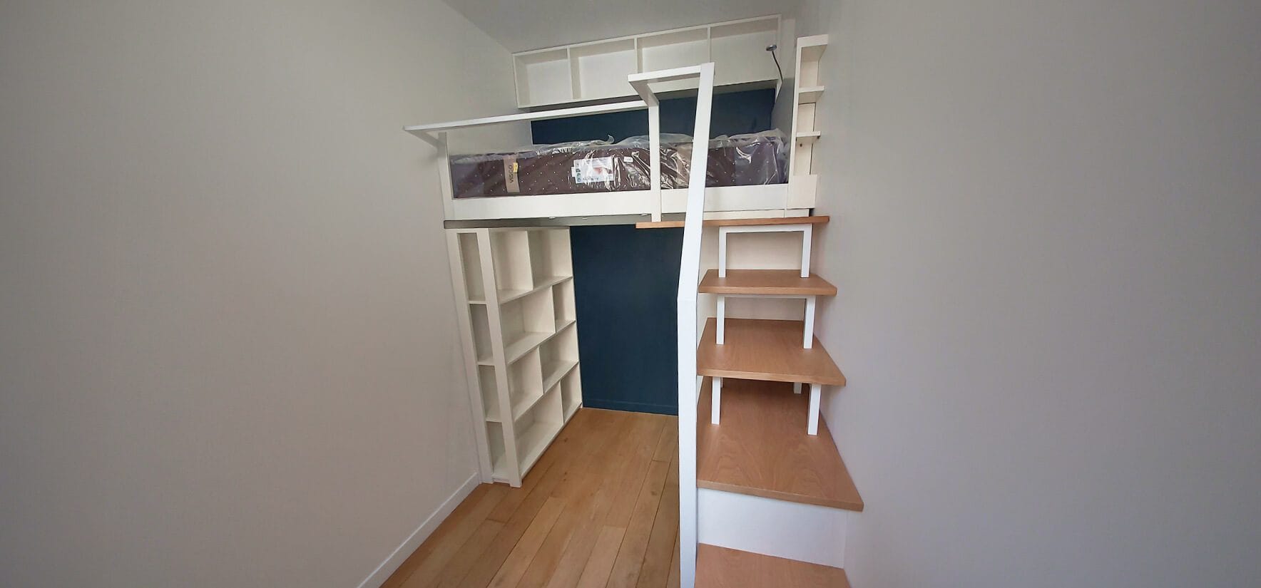 Quarto juvenil integrado com cama mezzanine suspensa, roupeiro e escada em carvalho