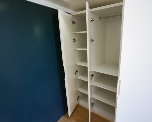 Roupeiro de 3 portas e cómoda com tampo em carvalho no quarto juvenil