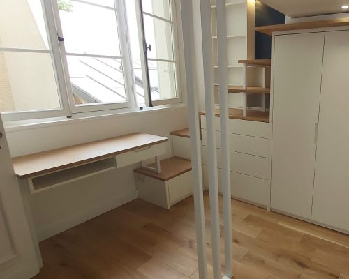 Secretária em carvalho por medida instalada sob a janela no quarto juvenil